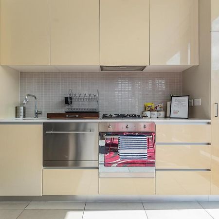 Light, Airy, Spacious Queens Road Apartment Melbourne Bagian luar foto